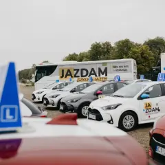 Flota aut i autokar szkoły jazdy "Jazdam" gotowa do nauki różnych kategorii prawa jazdy.