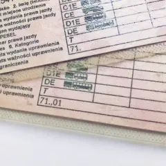 Fragmenty blankietów prawa jazdy z widocznymi kategoriami pojazdów i datami.