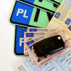 Kluczyki do samochodu, polskie tablice rejestracyjne i kilka dowodów osobistych – wszystko gotowe do odbioru prawa jazdy.