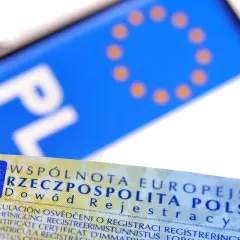 Dowód rejestracyjny z napisem "PL" i gwiazdkami UE. Sprawdź, jak sprawdzić czy dowód rejestracyjny jest do odbioru.