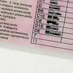 Fragment polskiego prawa jazdy z kategorią T i wpisanym kodem 71 w sekcji "Ograniczenia".
