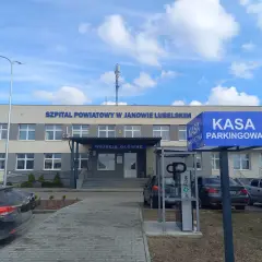 Szpital Powiatowy w Janowie Lubelskim. Obok wejścia głównego znajduje się kasa parkingowa.