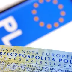 Dowód rejestracyjny z napisem "PL" i flagą UE. Nieodebranie go może skutkować karą.