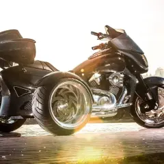 Stylowe motocykle trójkołowe na kat B. Błyszczące, czarne, z chromowanymi felgami, gotowe na podbój drogi.