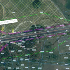 Plan drogowy autostrady A6 z zaznaczonymi pasami ruchu, zjazdami i granicami działek. Widoczne oznaczenia kilometrażu i promieni łuków.