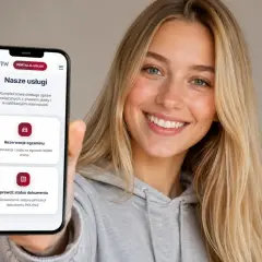 Uśmiechnięta kobieta pokazuje telefon z aplikacją PWPW. Na ekranie widnieje opcja "Rezerwacja egzaminu", która ułatwia zapis na egzamin teoretyczny w WORD online.