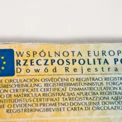 Fragment dowodu rejestracyjnego z oznaczeniem PL i tekstem w wielu językach. Widać fragment nr VIN w dowodzie.