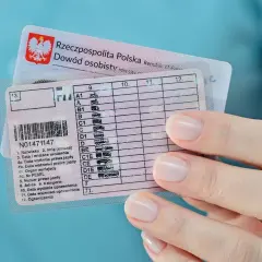 Kto wydaje prawo jazdy? Na zdjęciu polski dokument tożsamości i prawo jazdy z kategoriami pojazdów.