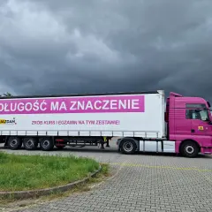 Różowa ciężarówka z napisem "Długość ma znaczenie. Zrób kurs i egzamin na tym zestawie!" - idealna do kwalifikacji wstępnej przyspieszonej testy i odpowiedzi.