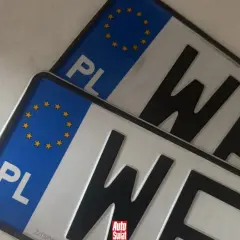 Dwie polskie tablice rejestracyjne. Zastanawiasz się, ile jest czasu na przerejestrowanie samochodu po zakupie?