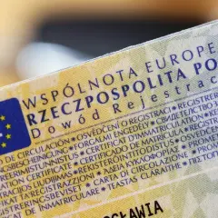Dowód rejestracyjny z flagą PL. Czas oczekiwania na dowód rejestracyjny może być różny.