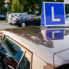Znak "L" na dachu samochodu. Zastanawiasz się, ile trwa egzamin teoretyczny na prawo jazdy?