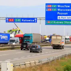 Korki na autostradzie A4. Znak kieruje do Wrocławia, Warszawy, Poznania i lotniska. Sprawdzasz autostrada a4 cennik Gliwice-Wrocław?