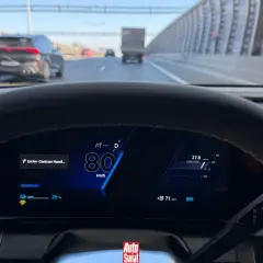 Widok zza kierownicy na autostradzie, prędkość 80 km/h. Na wyświetlaczu widać informację o zasięgu 71 km i trybie jazdy COMFORT. Minimalna prędkość na autostradzie nie jest tu widoczna, ale jazda 80 km/h jest bezpieczna.