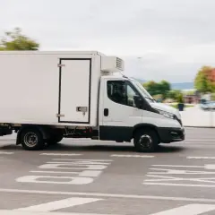 Biała chłodnia na podwoziu Iveco Daily, idealna do transportu wymagającego niskich temperatur. Posiadanie prawa jazdy C1 pozwala na prowadzenie takiego pojazdu.