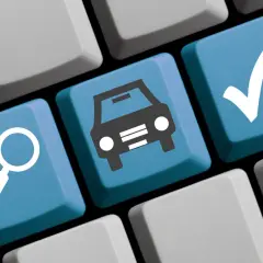 Klawisze z ikonami: lupa, samochód, zaznaczenie. Ułatwiają rejestrację samochodu online.