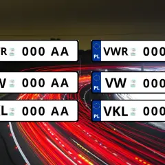 Sześć polskich tablic rejestracyjnych z różnymi oznaczeniami literowymi na tle nocnej autostrady.