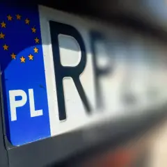 Tablica rejestracyjna z symbolem PL i gwiazdkami UE. Litery "RF" sugerują pozwolenie czasowe pojazdu.