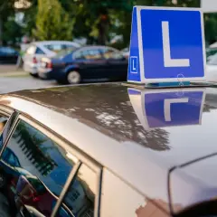 Znak "L" na dachu samochodu. Zastanawiasz się, ile trwa egzamin praktyczny na prawo jazdy?