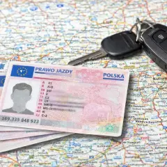 Kluczyki do samochodu i polskie prawo jazdy leżą na mapie. Czas na podróż, kiedy prawo jazdy jest gotowe!