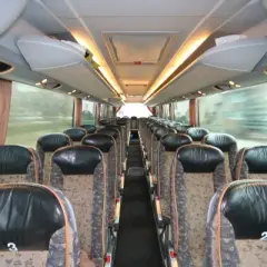 Czy w autokarach Sindbad są gniazdka? Sprawdź, co możesz ładować