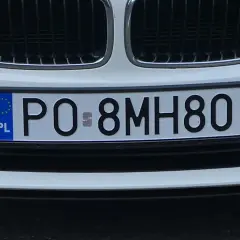 Białe BMW z rejestracją PO 8MH80.