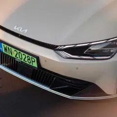 Przód samochodu Kia z zieloną tablicą rejestracyjną WN 2028P.
