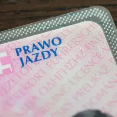 Zbliżenie na polskie prawo jazdy. Zastanawiasz się, ile się czeka na prawo jazdy? Ten dokument to klucz do wolności na drodze.