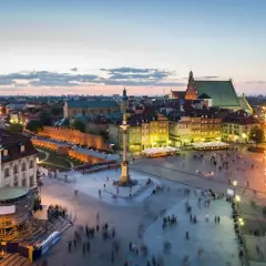 Ile się jedzie do Warszawy autokarem? Sprawdź czas podróży!