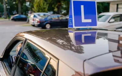 Znak "L" na dachu samochodu. Zastanawiasz się, ile trwa egzamin teoretyczny na prawo jazdy?