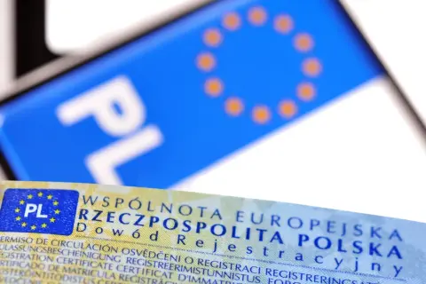 Dowód rejestracyjny z numerem nadwozia i flagą UE.