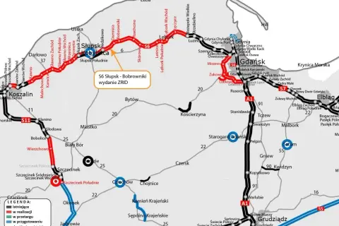 Mapa przedstawia przebieg drogi S6 od Słupska do Bobrowników, z zaznaczonymi odcinkami w realizacji.