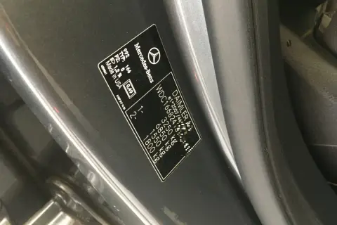 Naklejka z danymi pojazdu Mercedes-Benz, zawiera numer VIN (WDC1668241) i inne informacje techniczne.