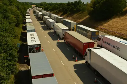 Korek na A1, ciężarówki stoją w długim korku. Zastanawiasz się, jaka predkosc na A1 w takich warunkach?