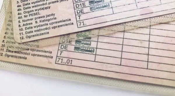 Fragmenty blankietów prawa jazdy z widocznymi kategoriami pojazdów i datami.