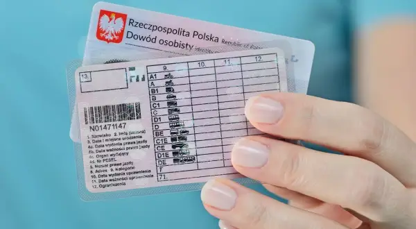 Kto wydaje prawo jazdy? Na zdjęciu polski dokument tożsamości i prawo jazdy z kategoriami pojazdów.