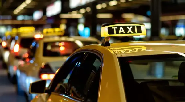 Ile kosztuje taxi z lotniska Chopina na dworzec Zachodni? Sprawdź ceny!