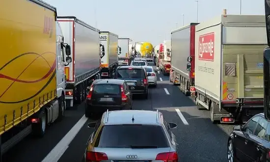 Ile godzin dziennie może jechać kierowca tira? Oto kluczowe przepisy