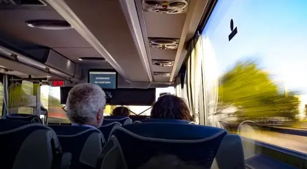 Gdzie najlepiej usiąść w autokarze, aby uniknąć niewygody?