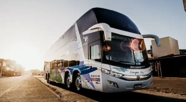 Ile za kilometr autokarem? Poznaj ukryte koszty wynajmu busa