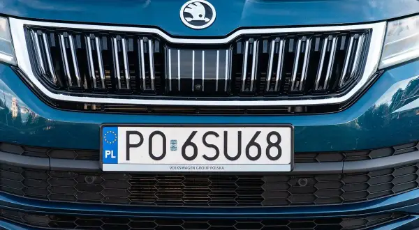 Błękitny grill Skody z polską tablicą rejestracyjną PO 6SU68.