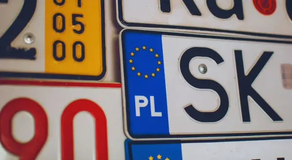 Kolekcja tablic rejestracyjnych, w tym polska z symbolem UE i oznaczeniem PL. FSL rejestracja to klucz do podróży po Europie.
