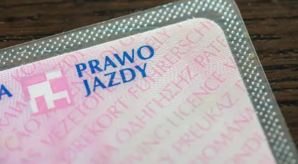 Zbliżenie na polskie prawo jazdy. Zastanawiasz się, ile się czeka na prawo jazdy? Ten dokument to klucz do wolności na drodze.