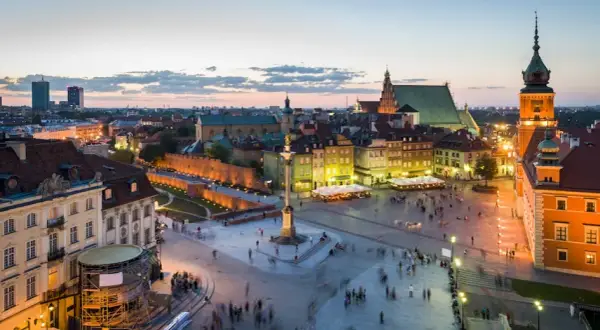 Ile się jedzie do Warszawy autokarem? Sprawdź czas podróży!