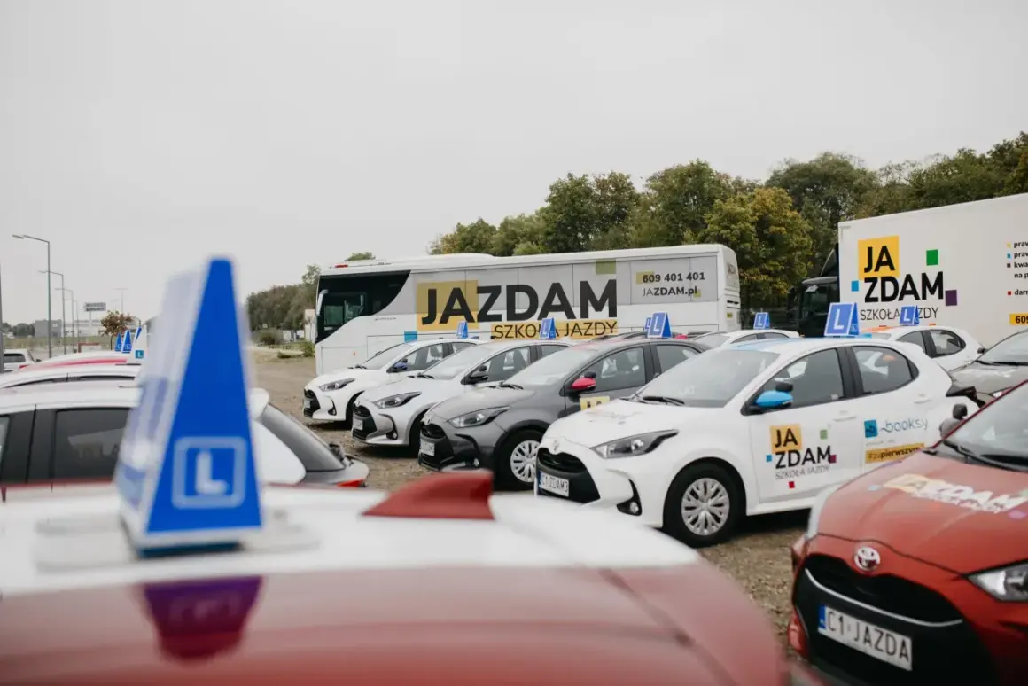 Flota aut i autokar szkoły jazdy "Jazdam" gotowa do nauki różnych kategorii prawa jazdy.
