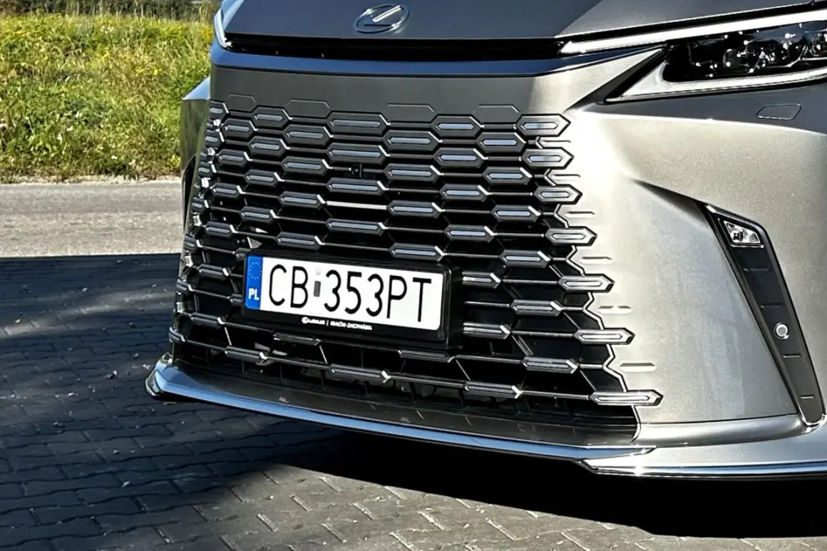 Rejestracja CB 353PT na grillu Lexusa. Czy to auto z Bydgoszczy?