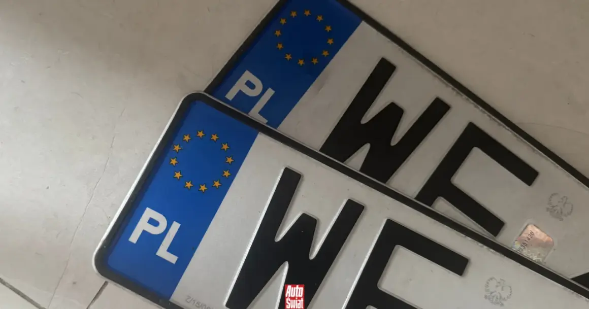 Dwie polskie tablice rejestracyjne. Zastanawiasz się, ile jest czasu na przerejestrowanie samochodu po zakupie?