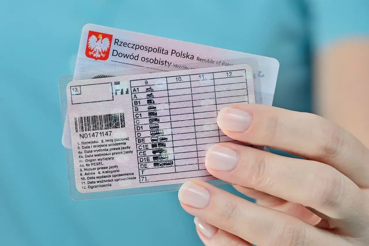 Polskie prawo jazdy i dowód osobisty. Zastanawiasz się, ile się czeka na prawo jazdy? Dokumenty w ręku to symbol wolności i niezależności.