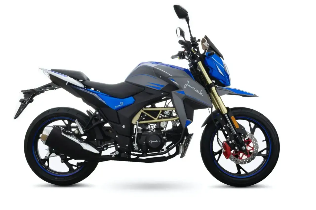 Junak ADV 50 - idealny motocykl dla młodych kierowców, którzy mogą uzyskać prawo jazdy od 14 lat. Stylowy, zwinny i gotowy na przygodę!