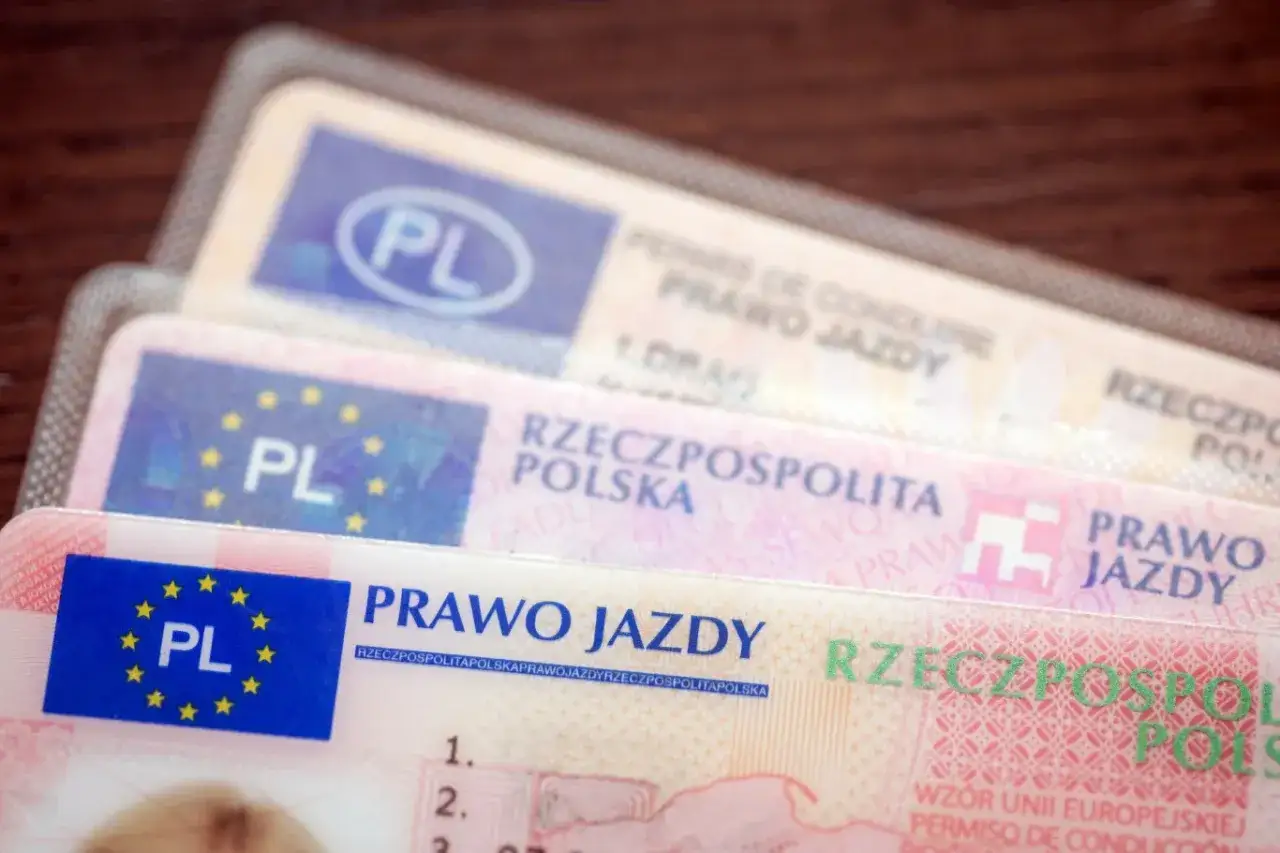 Kategorie prawa jazdy w UE. Polskie dokumenty uprawniające do kierowania pojazdami, widoczne w zbliżeniu.